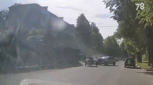 Необычная авария случилась на улице Победы в Кировске.

Автомобиль BMW во время обгона «потерял» при
