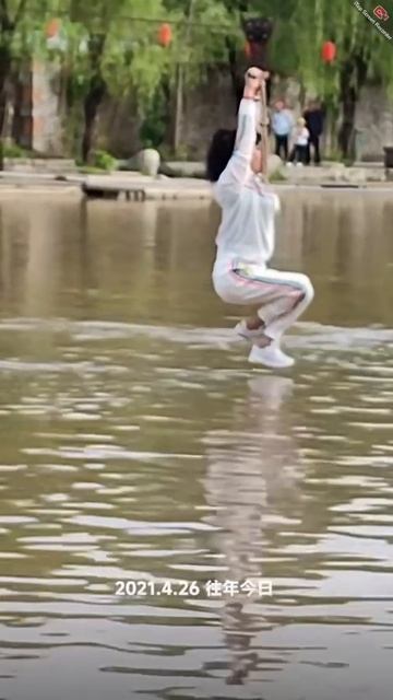 Аква парк в Китае. В зимней одежде полностью упала в воду. Wetlook