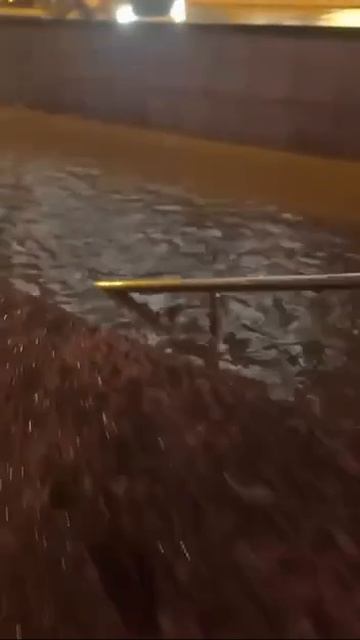Москва превратилась в Венецию: подземные переходы стали подводными, самокатчики уходят под воду по п