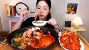 Мукбанг лапша с морепродуктами Еда на камеру  🤤 залипательно