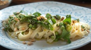 Паста со спаржей и зелёным горошком: вкус, который пахнет солнцем