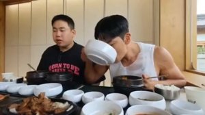Мукбанг вдвоём в кафе Еда на камеру🍜 много еды