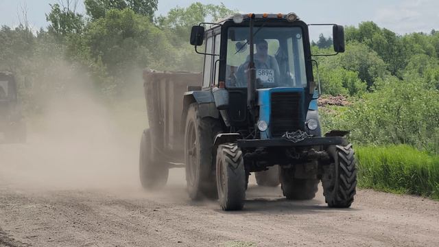 Два МТЗ-82.1 вывозят навоз на поля 