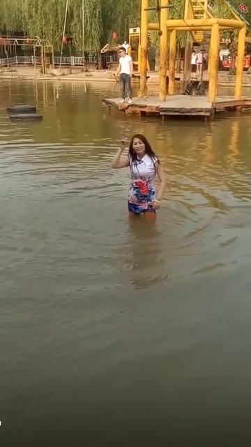 Аква парк в Китае. В зимней одежде полностью упала в воду. Wetlook