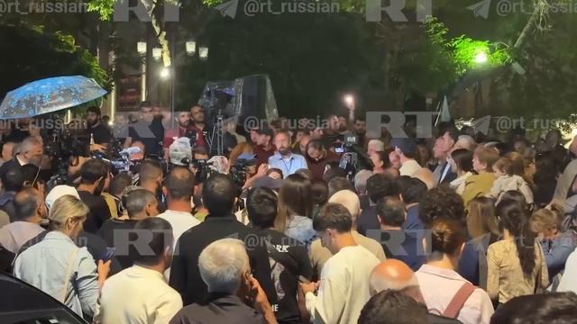 Вечером у здания ЦИК в Ереване продолжаются митинги против результатов парламентских выборов в Армен
