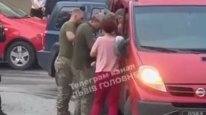 Храбрая украинская женщина пытается отбить мужа. Вокруг прохожие все превратились в тыквы.