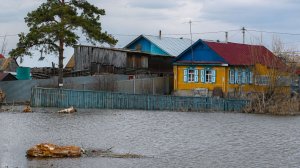Вода стремительно затопила дома и поля нескольких краснодарских сел после прорыва дамбы