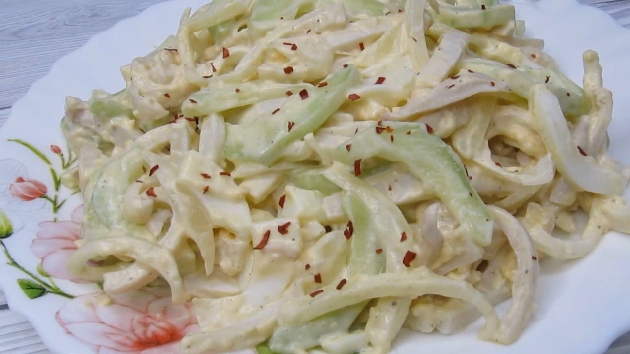 Салат кому необычный, кому привычный. Старый проверенный, но кальмары готовлю по-новому.