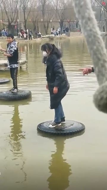 Аква парк в Китае. В зимней одежде полностью упала в воду. Wetlook