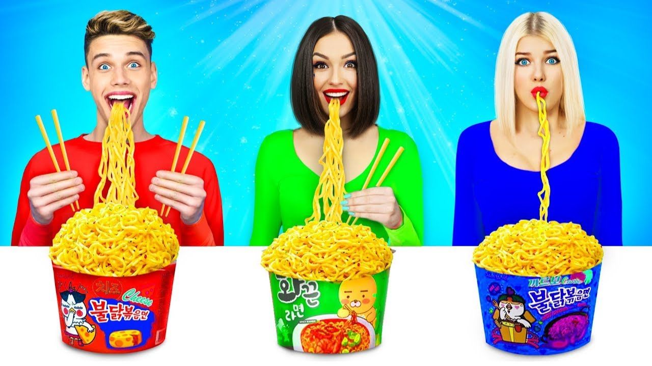 Едим БЕЗ РУК vs ОДНОЙ РУКОЙ vs ДВУМЯ РУКАМИ ЧЕЛЛЕНДЖ! Смешные ситуации с едой от RATATA смотреть онлайн