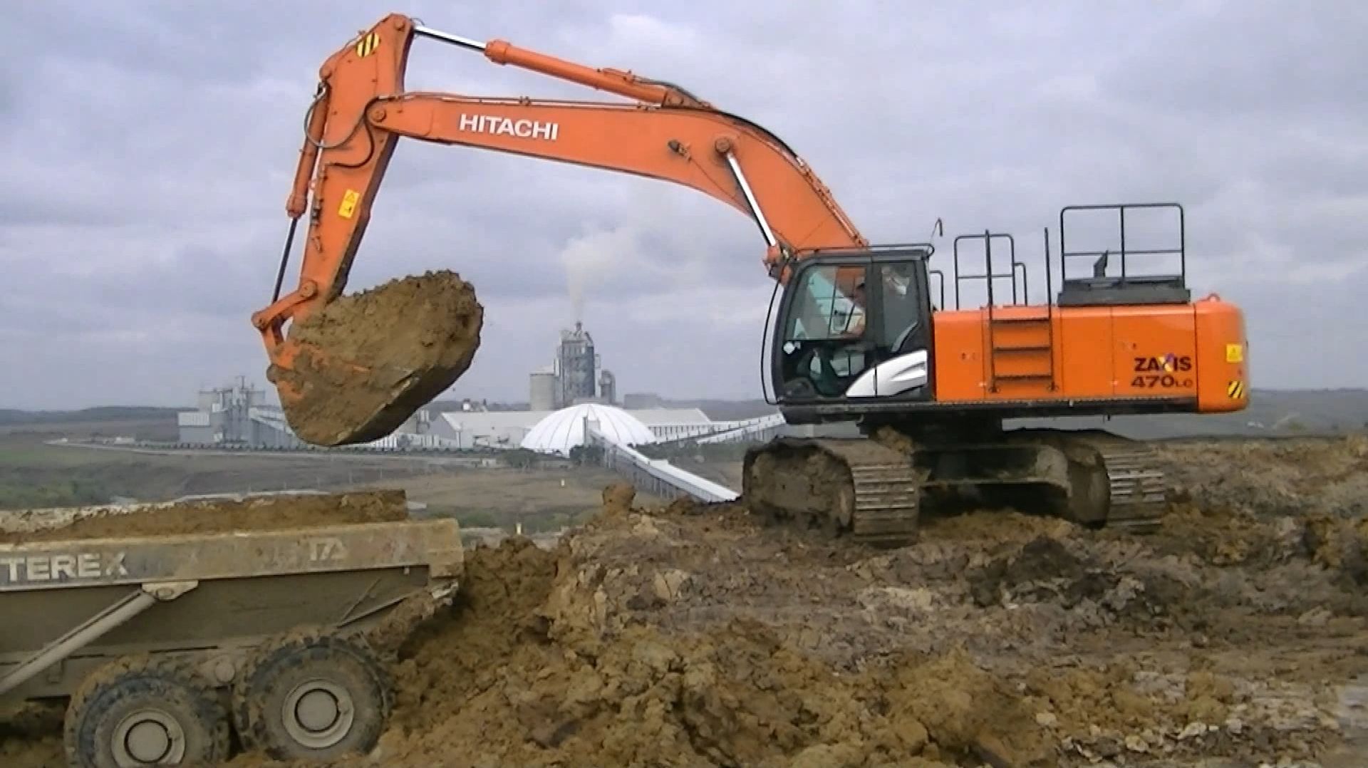 Экскаватор Hitachi Zaxis 470 LC-5 грузит вскрышей самосвалы Terex TA400, часть 1