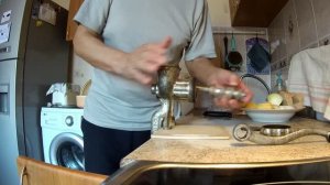 Делаю котлетный фарш. Мясорубке 50 лет