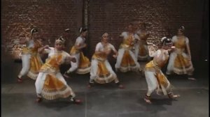 Танец в стиле классического бхаратанатьям под музыку Майкла Джексона.