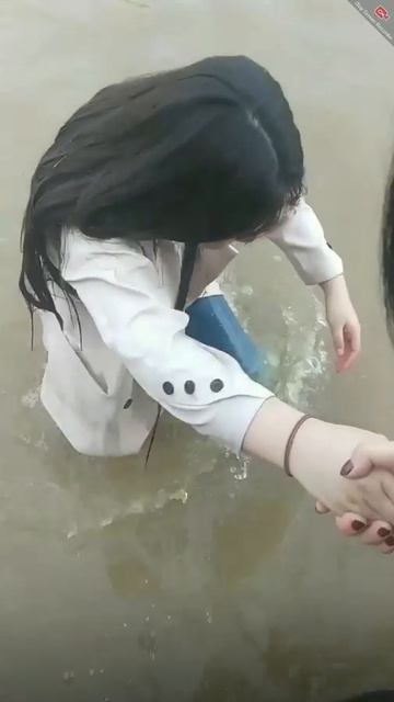 Аква парк в Китае. В зимней одежде полностью упала в воду. Wetlook
