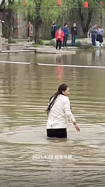Аква парк в Китае. В зимней одежде полностью упала в воду. Wetlook