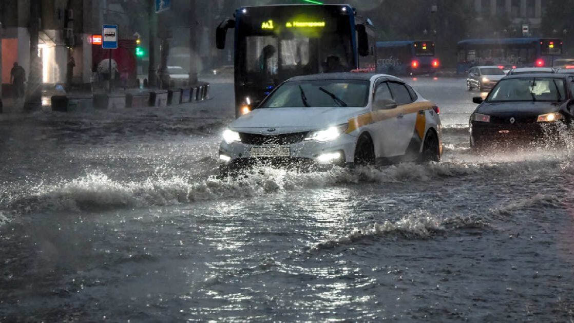 Затопило ТЦ, улицы и переходы: последствия рекордного ливня в Москве