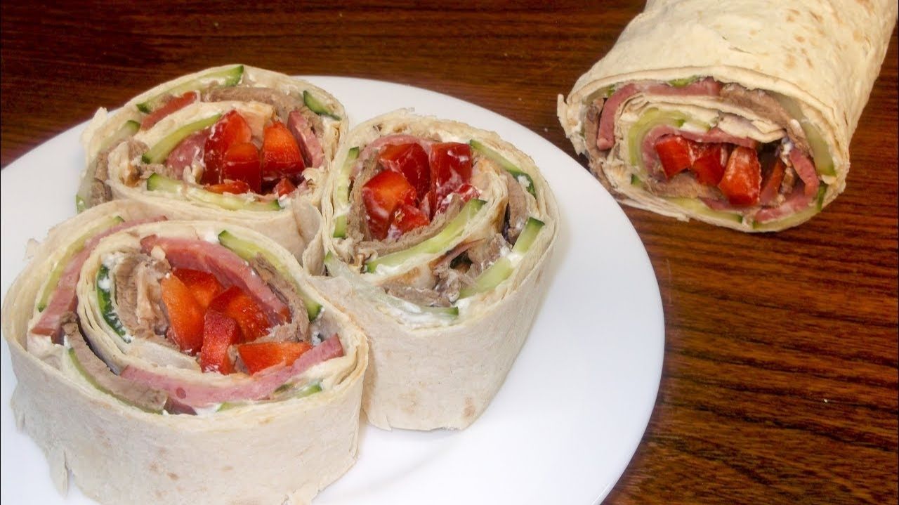 Оторваться невозможно так вкусно.  Закуска в лаваше с аппетитным соусом и мясом