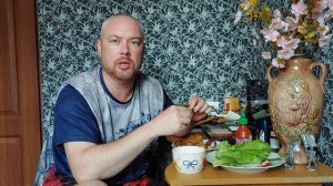 Мукбанг. Запечённые крылышки и ножки с салатом и укропом на завтрак.