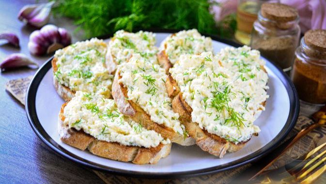 ЧЕСНОЧНЫЕ ГРЕНКИ С ЯЙЦОМ И ТВОРОГОМ