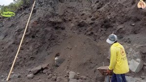 Строительство, шахтёры добывают песок в карьере