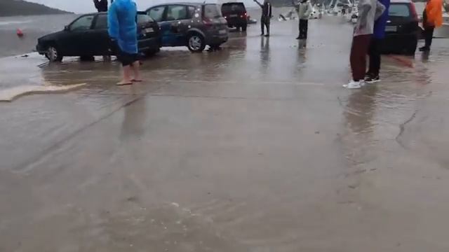 Когда штормы обрушились на пляж.