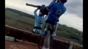 Сотрудники аттракциона в Бразилии забыли про страховочный трос и сбросили девушку с высоты 40 метров