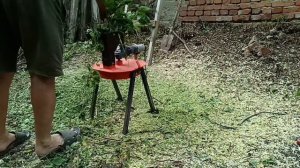 Измельчаю ветки с помощью ушмв интерскол