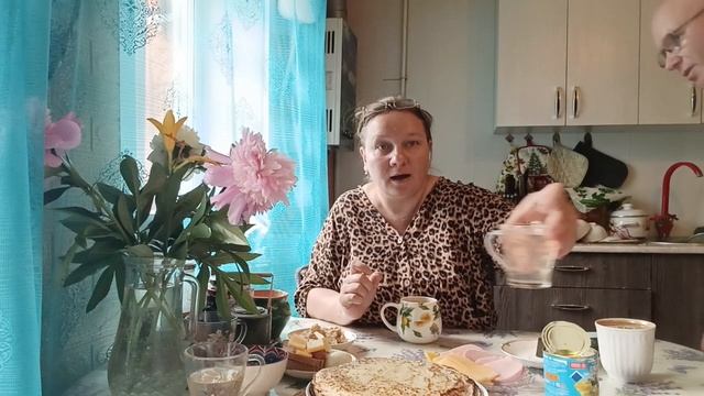 ПРИШЛОСЬ ДОСТАТЬ ЗАПАСЫ, ЖАРЮ БЛИНЫ. смотреть онлайн