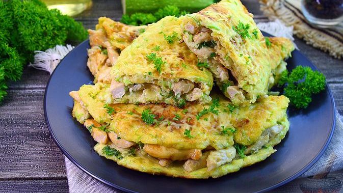 ЛЕПЁШКИ ИЗ КАБАЧКОВ С КУРИЦЕЙ И СЫРОМ