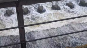 ЖЕСТЬ ТАКОЙ ВОДЫ ДАВНО НЕ БЫЛО В ПРУДУ. МЕЛОЧЕВКА ПЛЕЩЕТСЯ ЩУКА ГОНЯЕТ МАЛЬКА.
