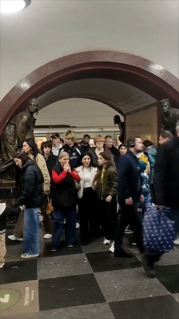 СТАНЦИЯ МЕТРО ПЛОЩАДЬ РЕВОЛЮЦИИ. Москва...