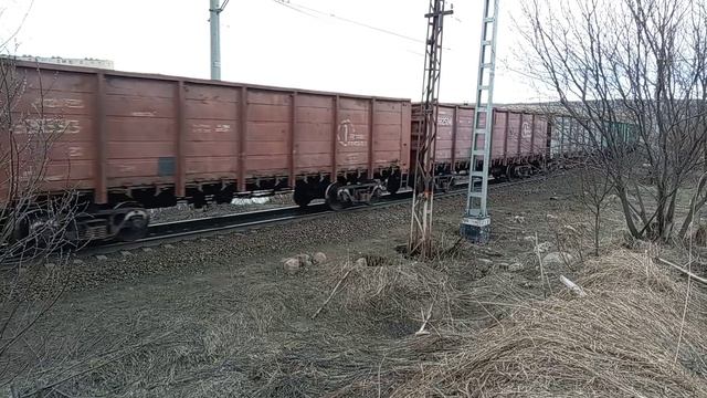 2ЭС5к-683 с грузовым поездом проезжает мимо