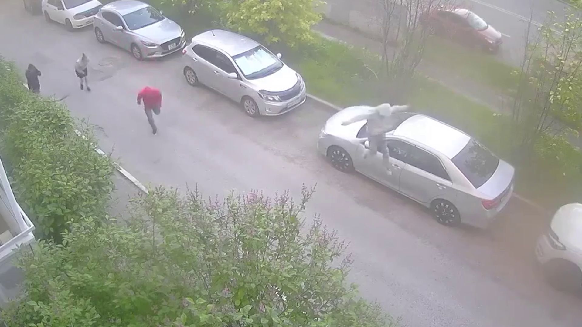 ГРУППА ПОДРОСТКОВ ПОВРЕДИЛА ПЯТЬ АВТОМОБИЛЕЙ смотреть онлайн