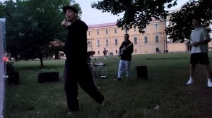 ГРУППА АЙДАХО ВЫСТУПАЕТ У ЭРМИТАЖА