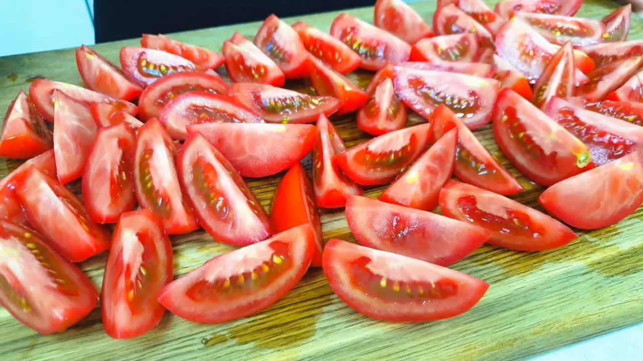 Просто нарежьте помидоры ! Боже, как вкусно! Я всегда буду так готовить