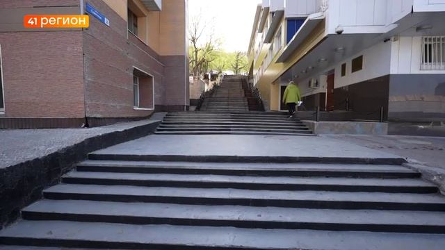 ТРИ КЛЮЧЕВЫХ ЛЕСТНИЦЫ ОТРЕМОНТИРУЮТ В СТОЛИЦЕ КАМЧАТКИ • НОВОСТИ КАМЧАТКИ