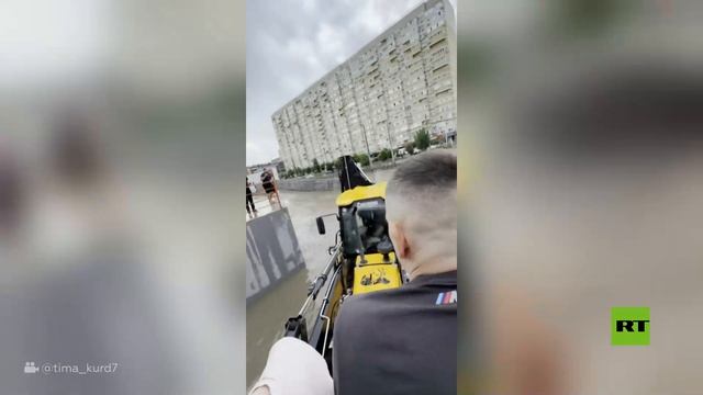 شاهد.. حفارة تنقل مواطني كراسنودار عبر طريق غمرته المياه смотреть онлайн