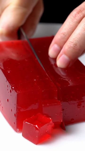 Cutting red jelly