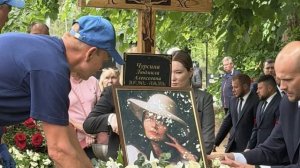 НА МОГИЛЕ ЛЮБИМОЕ ФОТО , А РЯДОМ ЛЕЖИТ СЕСТРА … МОГИЛА ЛЮДМИЛЫ ЧУРСИНОЙ | СЕСТРОРЕЦКОЕ КЛАДБИЩЕ