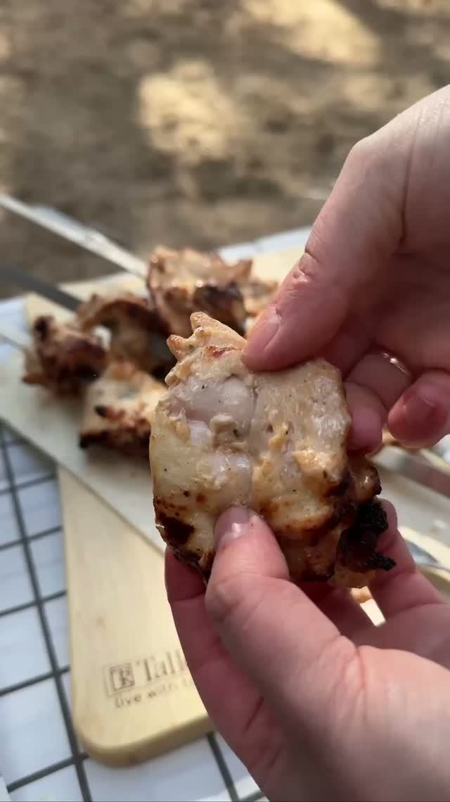 Вкусный и сочный куриный шашлык - это просто. Правильный маринад, который делает нежным без уксуса.