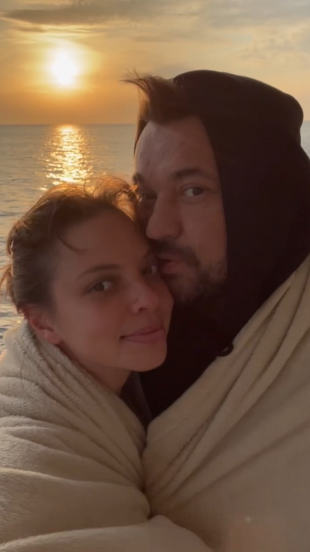 20 лет безусловного счастья!❤️ Трек и клип «Улыбаешься» уже в сети!
