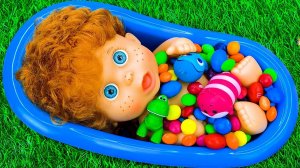 Захватывающее видео: Я смешиваю конфеты в ванне с Rainbow Skittles и нарезаю волшебную слизь ASMR