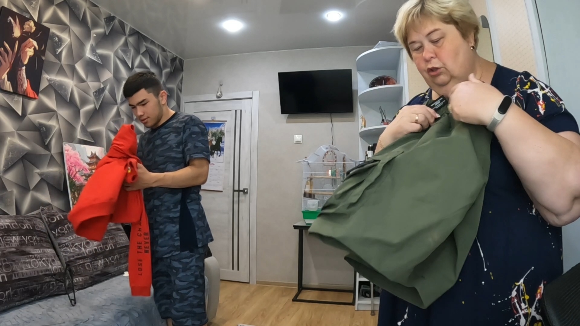 С Олей разбираем бардак в моей комнате. Спортивные достижение мои и папины. смотреть онлайн