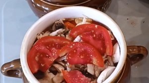 Запечённое овощное рагу с грибами в горшочках
