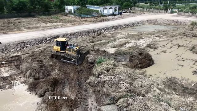 PowerFull By Bulldozer SHANTUI DH17C2 Pushes Large Trees Cleans Garbage Dumps Filling Land Building смотреть онлайн