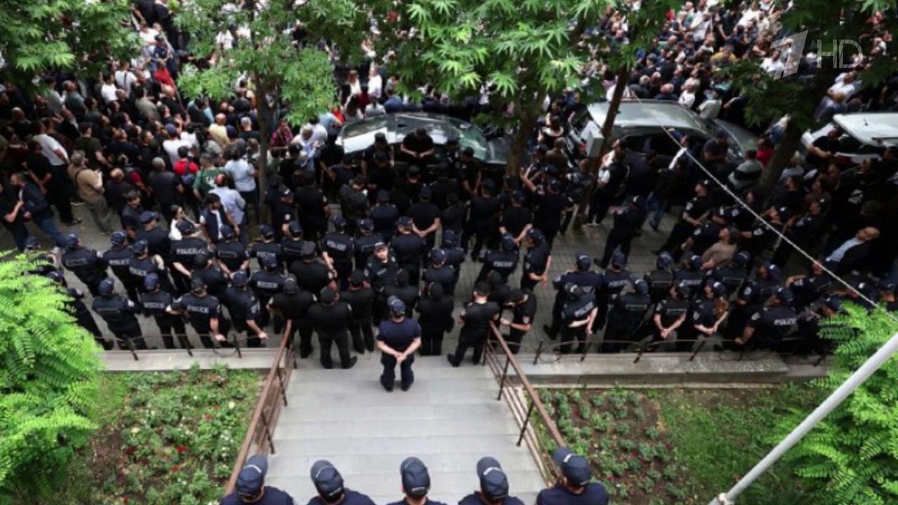 В Армении тысячи человек вышли на акцию протеста у Центризбиркома.