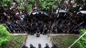В Армении тысячи человек вышли на акцию протеста у Центризбиркома.