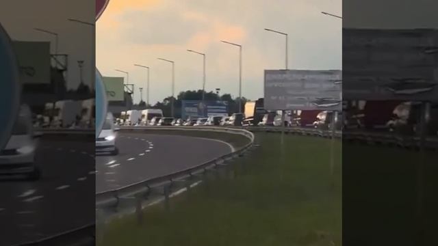 Огромная очередь желающих покинуть Украину на пункте пропуска во Львовской обл на границе с Польшей
