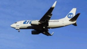 Пассажирка  попыталась открыть дверь самолета на высоте 11 тысяч метров, перепутав её с туалетом
