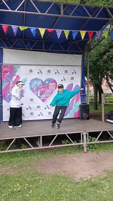 Выступление дуэтом с другом (Маленький кусочек)